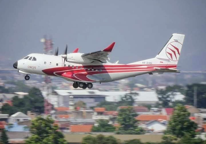 Pesawat CN235 FTB (Flying Test Bed) milik PT Dirgantara Indonesia (PTDI) sukses melaksanakan terbang pertama kalinya dengan menggunakan bahan bakar bioavtur J2.4. Foto: airspacereview.com.
