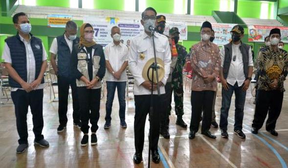 Gubernur Jawa Barat, Ridwan Kamil saat meninjau vaksinasi Covid-19 di Aula Bumi Patra Indramayu, Jumat (10/9/2021). (Ist.)