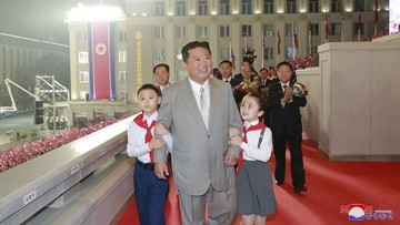 Kim Jong-un kembali menarik perhatian karena tampil lebih kurus dan lincah di parade militer untuk merayakan hari jadi ke-73 Korea Utara pada Rabu (8/9). (Korean Central News Agency/Korea News Service via AP)