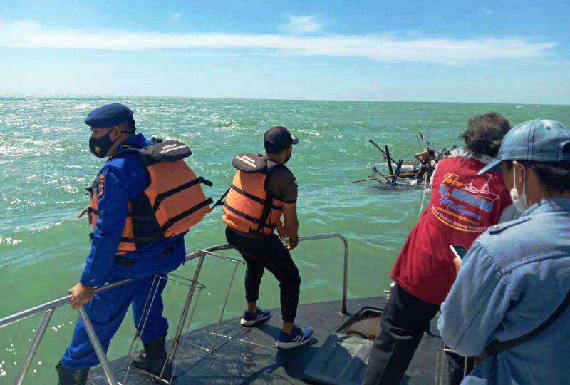 Personel Sat Polair Polres Indramayu saat menyelamatkan 5 ABK dan seorang nakhoda KM Ibu Jaya  yang karam dihantam ombak. (Ist.)    