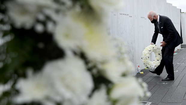 Calon presiden dari Partai Demokrat dan mantan wakil presiden Joe Biden meletakkan karangan bunga di Flight 93 National Memorial pada peringatan 19 tahun serangan teror 9/11 di Shanksville, Pennsylvania, Jumat (11/9/2020). (Foto: Getty Images/AFP)