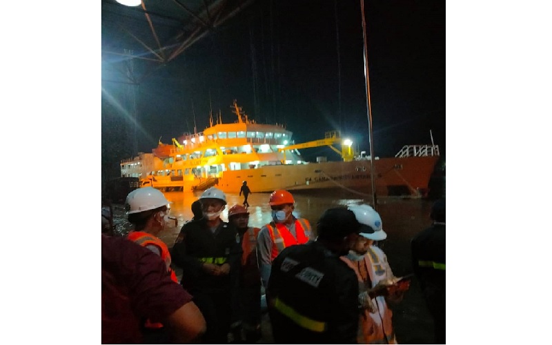 Tim pencarian berada di lokasi Pelabuhan Trisaksi Banjarmasin, Sabtu (11/9/2021). (Foto : Instagram/ info_kejadian_banjarmasin)