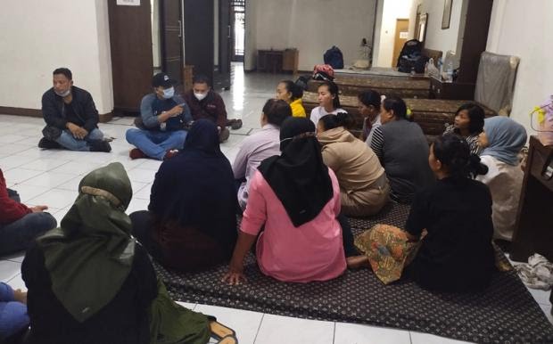 Puluhan ca;on pekerja ilegal ditampung di sebuah balai latihan kerja di kawasan Batu Ampar, Condet, Kramat Jati, Jakarta Timur.