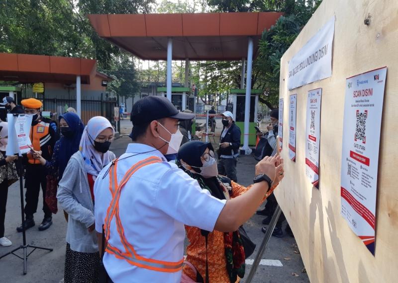 Penumpang KRL dari Stasiun Bekasi wajib menunjukan bukti vaksinasi melalui scan kode batang Aplikasi PeduliLindungi.