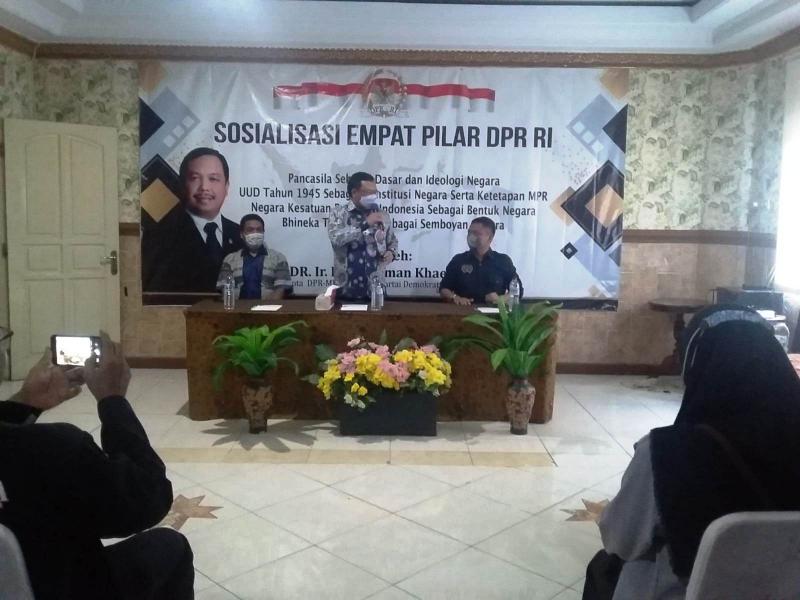 Anggota DPR/MPR Dr. Herman Khaeron berdiri memberikan materi pemaparan pada Sosialisasi 4 Pilar Kebangsaan bagi pers. (Taryani)