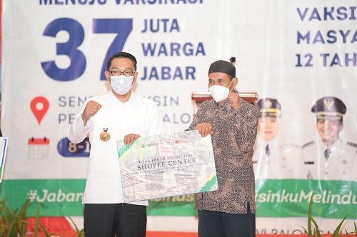 Gubernur Jabar, Ridwan Kamil saat menyerahkan bantuan keuangan desa. (Ist.)