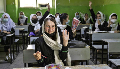 Perempuan Taliban sekolah.