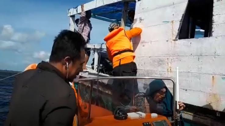 Kapal Motor Jervai yang merupakan sebuah kapal kayu mengangkut 100 penumpang dari Desa Jerol di Kabupaten Kepulauan Aru, Maluku menuju Pelabuhan Dobo dilaporkan mengalami mati mesin dan terombang-ambing di tengah laut. Foto: ist.
