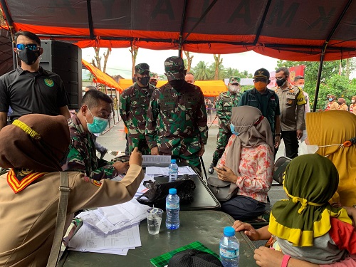 Pangdam III/Siliwangi Mayjen TNI Agus Subiyanto saat meninjau serbuan vaksinasi di Wisma Mutiara Sari, Cipatujah Tasikmalaya, Senin (13/9/2021). (Ist.)