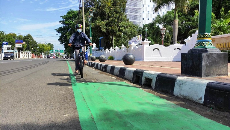 Pesepeda sedang mencoba jalur khusus sepeda di jalan Siliwangi, Kota Cirebon. (Ist.)