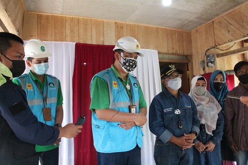 Manager Unit Pengelolaan Pelayanan Pelanggan Cianjur, Imam Ahmadi meninjau rumahw arga yang sudah teraliri listrik PLN, Senin (13/9/2021). (Ist.)