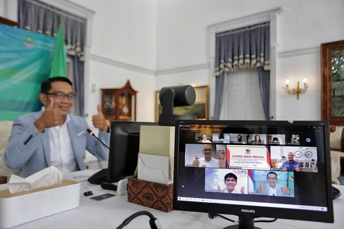 Gubernur Jawa Barat, Ridwan Kamil menerima bantuan secara virtual. (Ist.)