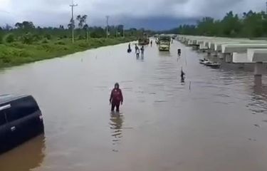 Kondisi banjir Jalan Trans Kalimantan di wilayah Bukit Rawi Kabupaten Pulang Pisau, Senin (13/9/2021).