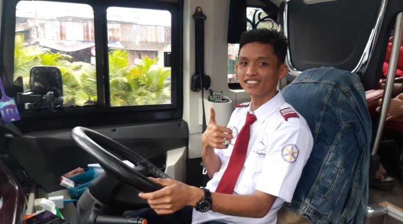 Riyad 42 tahun, pengemudi bus Putra Raflesia jurusan Bandung-Bengkulu saat menaikkan penumpang di Terminal Bekasi, Selasa (14/9/2021).