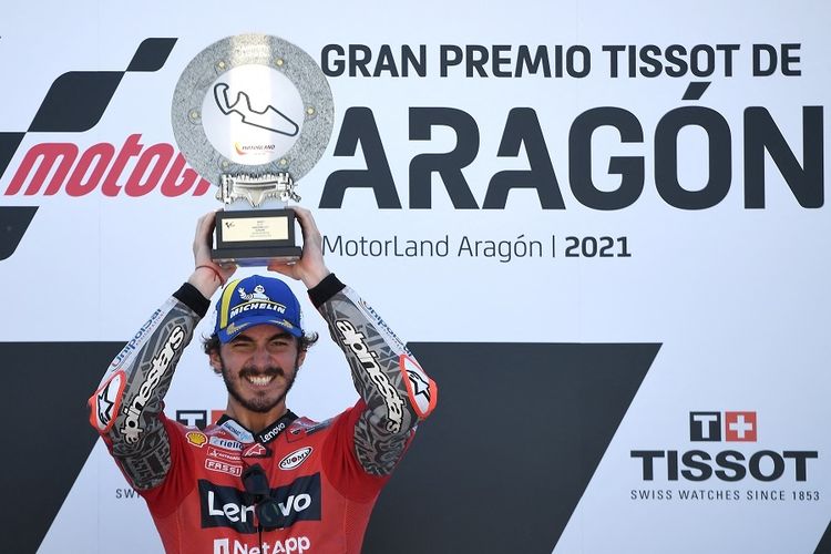 Pebalap Ducati asal Italia Francesco Bagnaia melakukan selebrasi di podium seusai menjuarai MotoGP Aragon di Sirkuit Motorland di Alcaniz pada 12 September 2021. Foto: kompas.com.