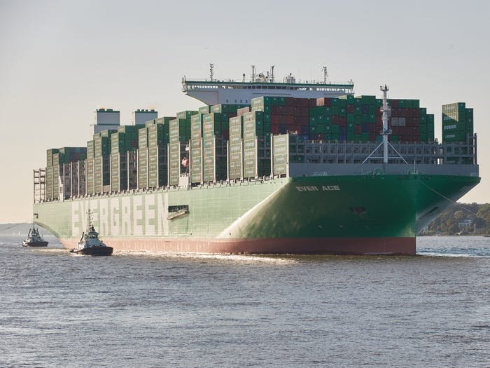 Ever Ace bikin kecil kapal tunda yang memandunya di sepanjang sungai Elbe di Hamburg, Jerman. Georg Wendt/aliansi gambar melalui Getty Images