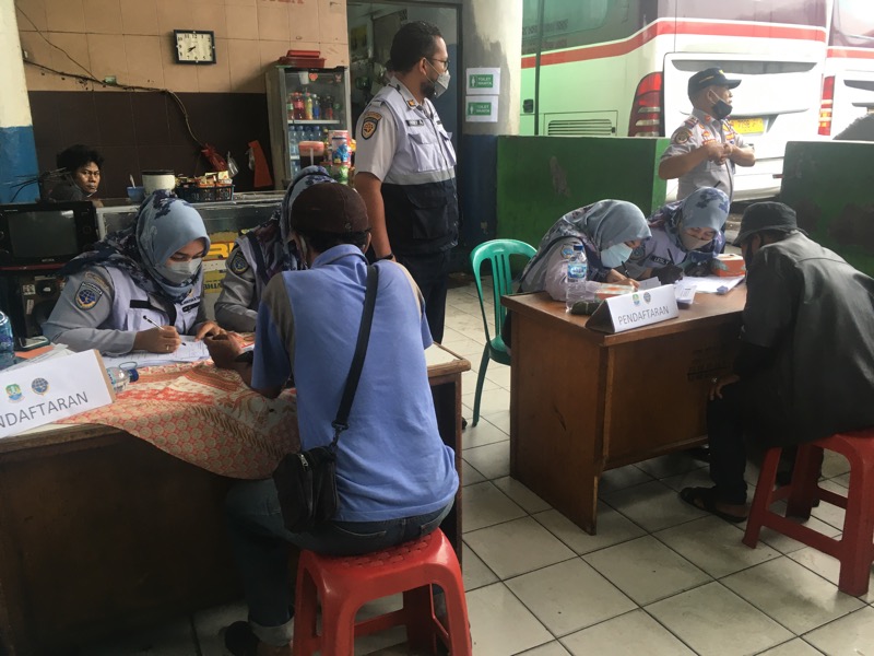 Suasana pendaftaran rapid tes antigen gratis di Terminal Bekasi, Selasa (14/9/2021) pagi. Foto: BeritaTrans.com.