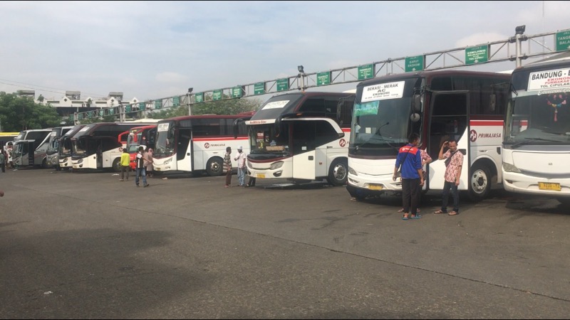 Bus AntarKota di area keberangkatan Terminal Bekasi, Rabu (15/9/2021). Foto: BeritaTrans.com.