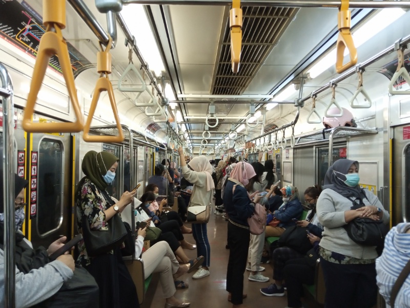 Suasana di KRL tujuan akhir Bogor