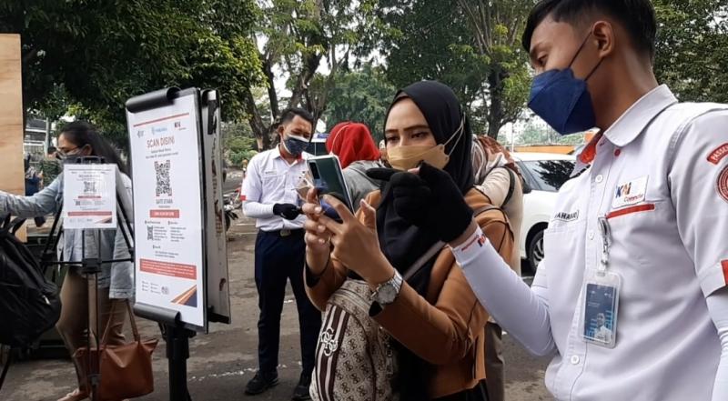 Penumpang KRL melakukan scan kode QR untuk sebagai syarat naik angkutan masal tersebut dari Stasiun Bekasi, Rabu (15/9/2021).