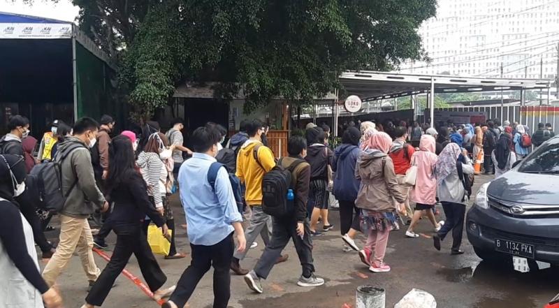 Barisan antrean penumpang KRL di Stasiun Bekasi. Selasa (3/8/2021). Sebelum antre penumpang wajib menujukan bukti vaksinasi sebagai syarat naik KRL selama masa pandemi.