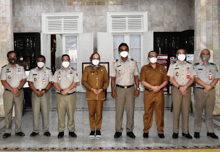 Kepala Kantor Wilayah Badan Pertanahan Jawa Barat,  Dalu Agung Darmawan foto bersama Bupati Indramayu di Pendopo Indramayu. (Ist.)