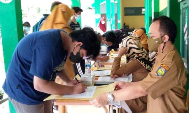 Vaksinasi siswa SMPN Unggulan Sindang Kabupaten Indramayu dilaksanakan di halaman sekolah. (Ist.)