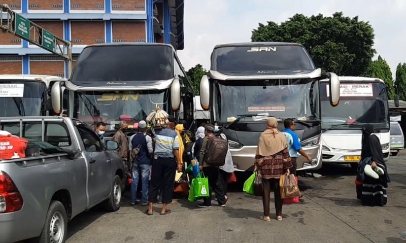 Dua bus SAN saat menaikkan penumpang dari Terminal Bekasi, Jawa Barat, Rabu (15/9/2021).