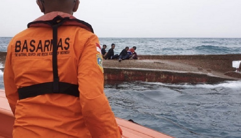 Petugas SAR mencari korban tenggelam KM Elang Laut di Perairan Kepulauan Seribu. 
