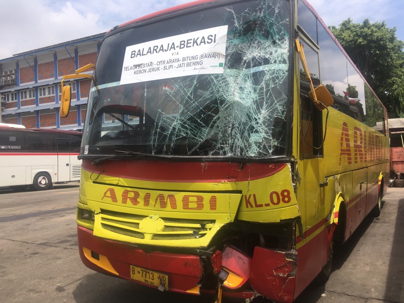 Bus Arimbi yang menghantam Mayasari Bakti dipindahkan ke area belakang Terminal Bekasi, Rabu (15/9/2021) siang. Foto: BeritaTrans.com.