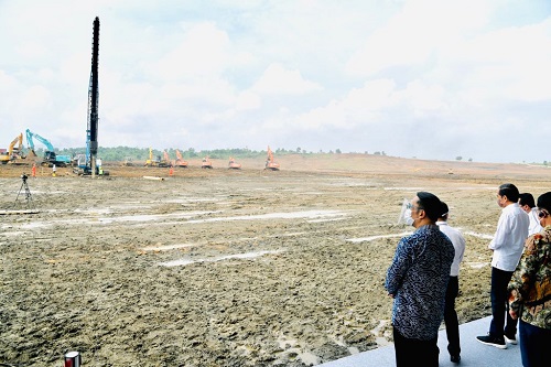 Presiden Joko Widodo didampingi Gubernur Jawa Barat, Ridwan Kamil saat meninjau lahan pembangunan pabrik baterai di Karawang. (Ist.)
