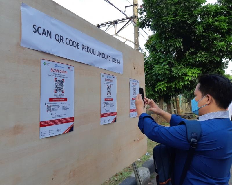 Penumpang KRL melakukan scan kode QR saat hendak masuk ke Stasiun Bekasi, Senin (13/9/2021).