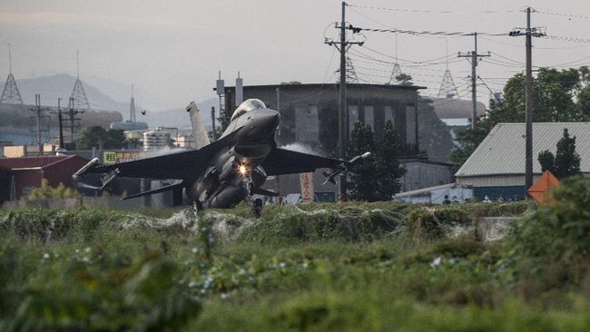 Taiwan latihan pendaratan darurat jet tempur di jalan raya. Foto: cnnindonesia.com.