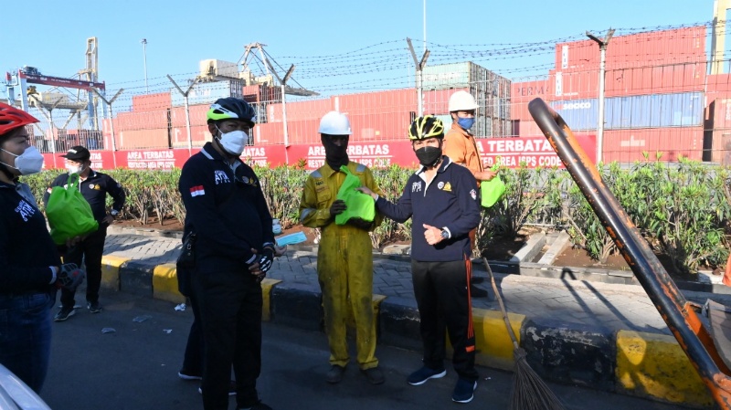 Pembagian paket sembako pada pekerja pelabuhan Tanjung Priok