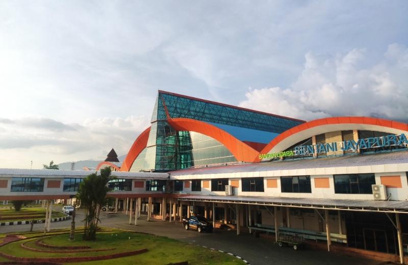 Penampakkan terminal penumpang Bandara Sentani Jayapura dari area sisi udara.(foto:dokumen) 