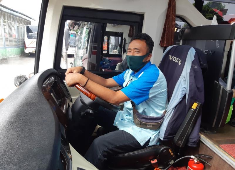 Zulfi, pengemudi bus SAN Bandung-Jakarta-Bengkulu saat menaikkan penumpang di Terminal Bekasi.