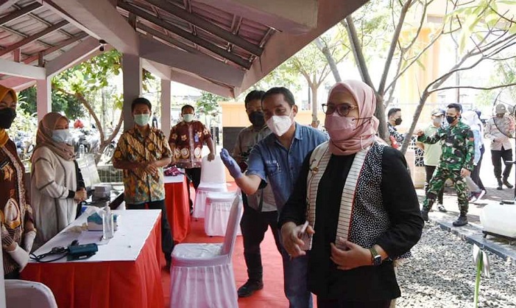 Bupati Indramayu, Nina Agustina saat meninjau kegiatan Vaksinasi Wisata di Taman Kehati Kecamatan Indramayu. (Ist.) 