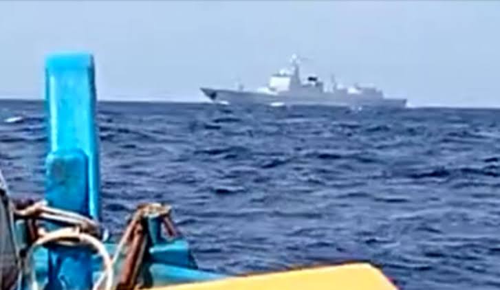 Tangkapan layar dari video nelayan menunjukkan kapal destroyer China, Kunming-172, dan lima kapal China lain memasuki Laut Natuna Utara, Kepulauan Riau, Senin (13/9/2021).