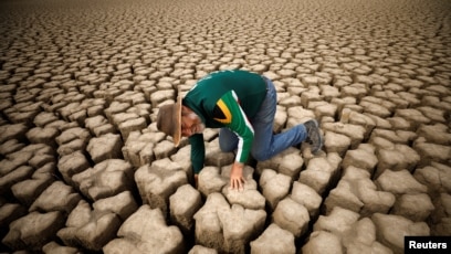 Seorang ahli hidrologi memeriksa kekeringan akibat perubahan iklim di sebuah waduk di Graaff-Reinet, Afrika Selatan (foto: ilustrasi).