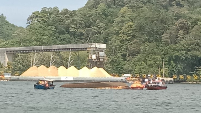 Kapal Pengayoman IV milik Kemenkumham terbalik di Perairan Nusakambangan (Segara Anakan), Kabupaten Cilacap, Jumat.