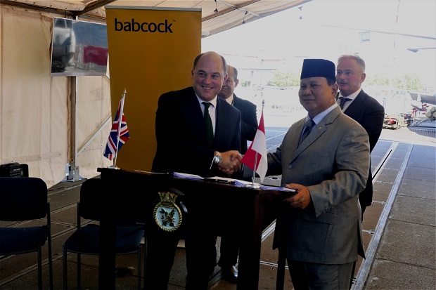 Menhan Prabowo Subianto dan Menhan Inggris, RT. Hon Ben Wallace MP menyaksikan penandatanganan perjanjian tersebut di London. 