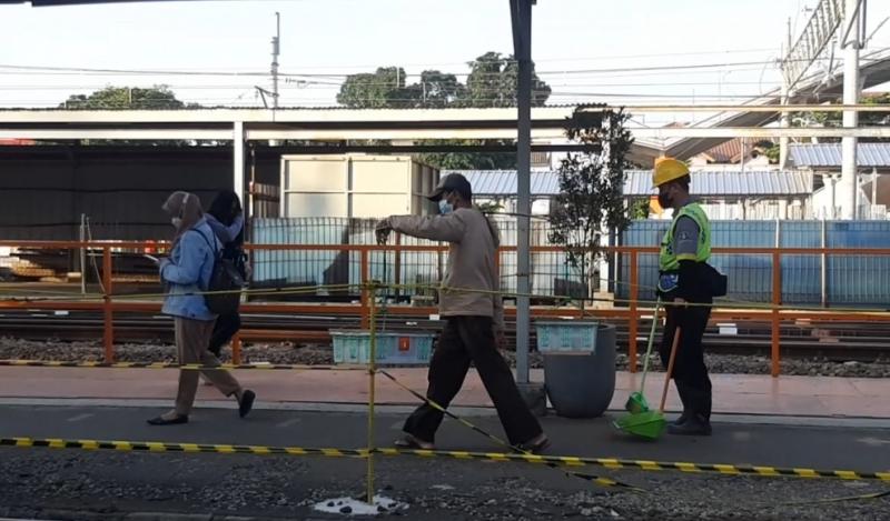 Penumpang KRL membawa atau menggendong barang bawaan berjalan di Stasiun Bekasi pada Sabtu (18/9/2021)