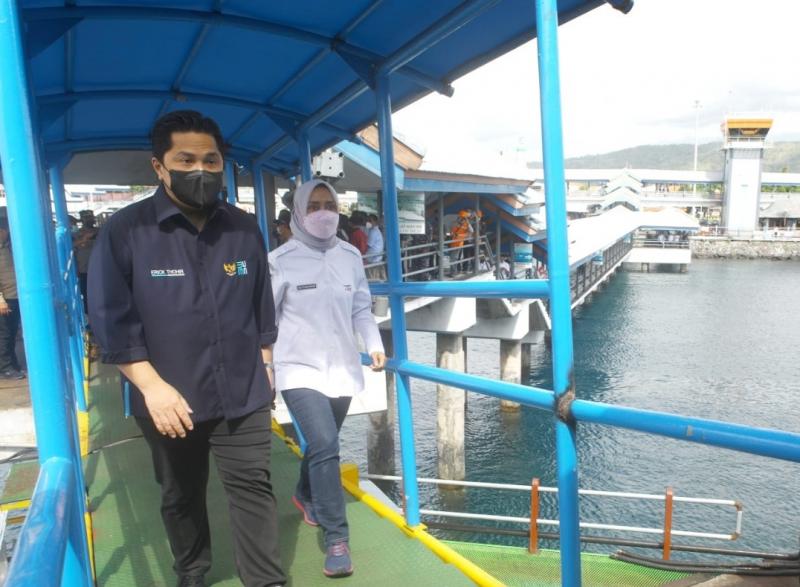 Erick Thohir dan Dirut ASDP Ira Puspadewi saat melakukan peninjauan Pelabuhan Ketapang, Banyuwangi pada Ahad (19/9/2021).