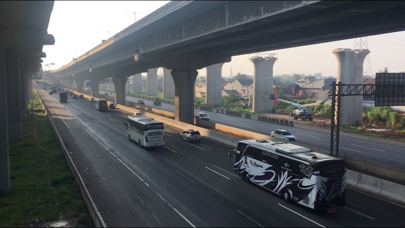 Dua bus AntarKota melintas di Tol Bekasi Timur, Senin (20/9/2021) pagi.