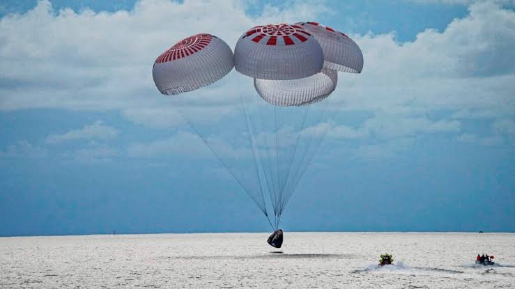 Wahana antariksa yang membawa empat orang turis mendarat di tengah Samudra Atlantik, di lepas pantai Florida, Sabtu, 18 September 2021. Foto: voaindonesia.