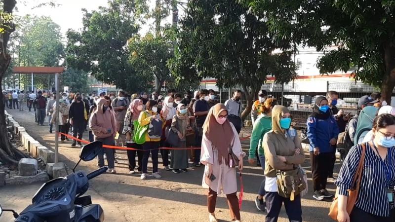 Antrean pengguna KRL di Stasiun Bekasi pada Senin (20/9/2021) pagi.