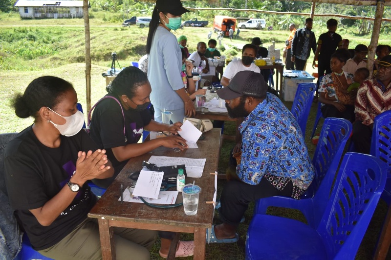Masyarakat terisolir di Papua  menerima layanan pengibatan gratis dan sembako di momen Harhubnas