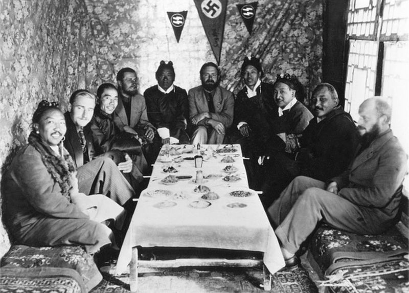 Bruno Beger, kedua dari kiri, dan rekan-rekannya dalam sebuah pertemuan di Lhasa, Tibet, pada 1939. Foto: bbcindonesia.com.