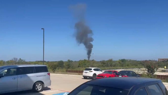 Asap membubung di permukiman Lake Worth, Texas, Amerika Serikat, yang menjadi lokasi jatuhnya pesawat jet Angkatan Laut saat latihan pada Minggu (19/9/2021).(TWITTER @petemuntean)