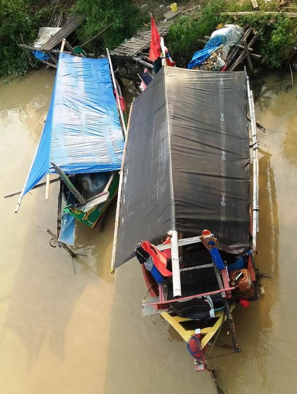 Nelayan kecil  yang menggunakan alat tangkap jaring kecil dan perahu kecil atau jukung di Indramayu jumlahnya cukup banyak. Mereka membutuhkan perhatian pemerintah. (Taryani)  